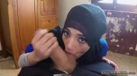 Арабская девушка сосет большой член