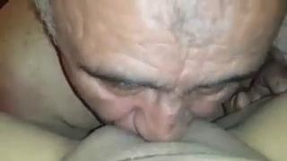 Девушка Азербайджанка снимает на камеру телефона от первого лица как старый дед с седыми волосами страстно лижет и целует ее киску массируя и засовывая свой кончик языка глубоко ей в пизду наслаждаются процессом оба