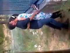 Молодые узбеки пришли в парк и начали обжиматься прямо за электрическим шитом, но они не подозревали что их будут снимать на скрытую камеру, парень после обжиманий выташил член со штанов и кончил на асфальт
